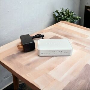 NETGEAR GS205 5-Port Gigabit Ethernet Switch Compact Desktop Splitter Used